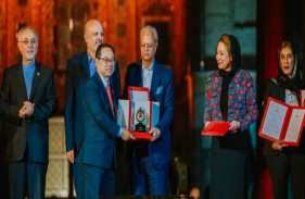 دخل رئيس الجامعة التقنية الماليزية التاريخ كأول فائز ماليزي بجائزة المصطفى